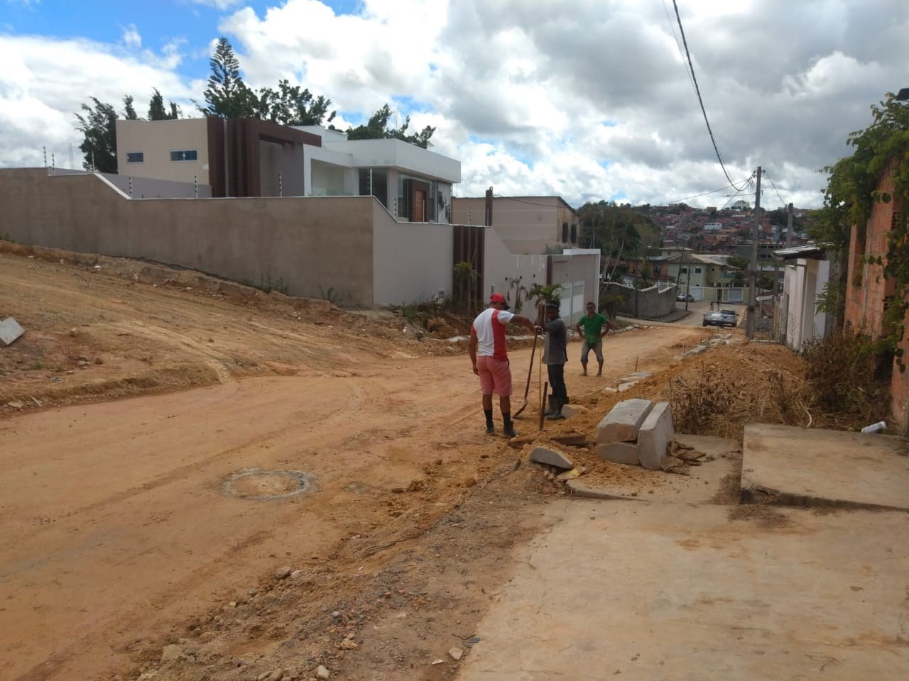 Camacã: Rua Ibicaraí no Bairro Nova Ipanema recebe calçamento

